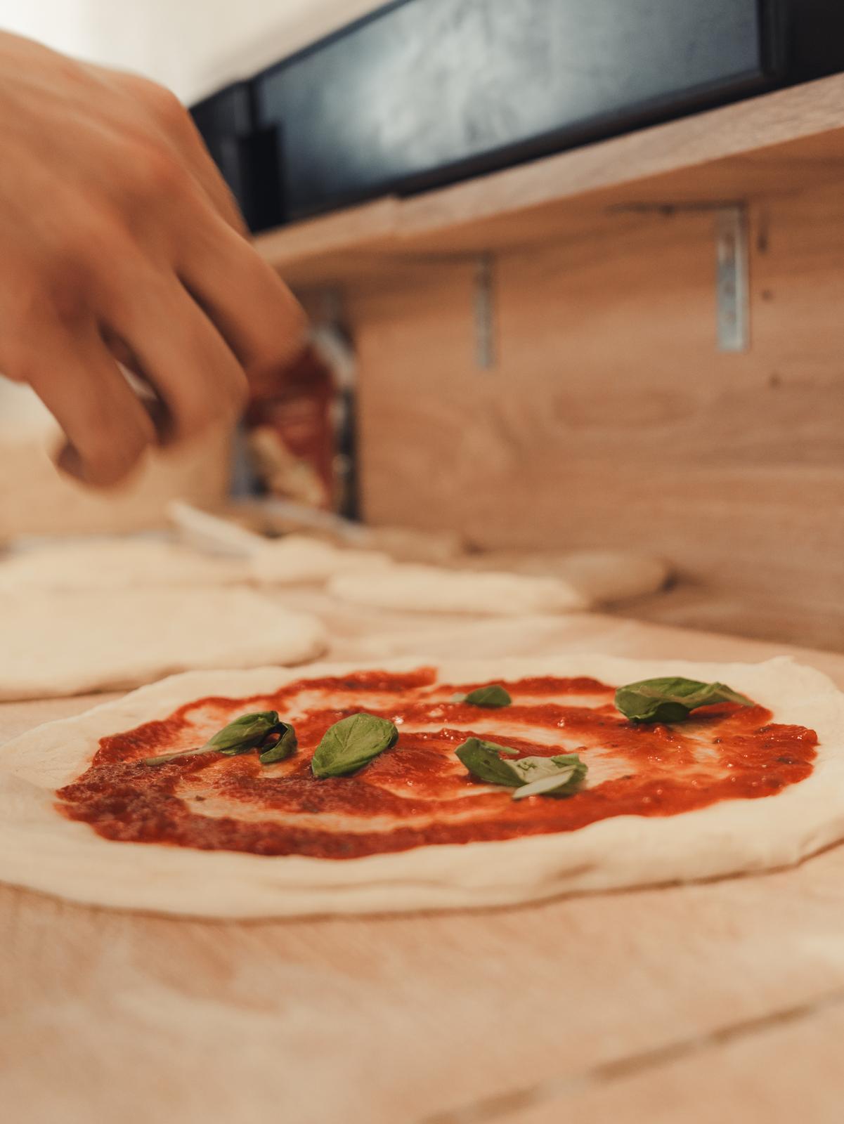 Pregătirea pizzei Margherita