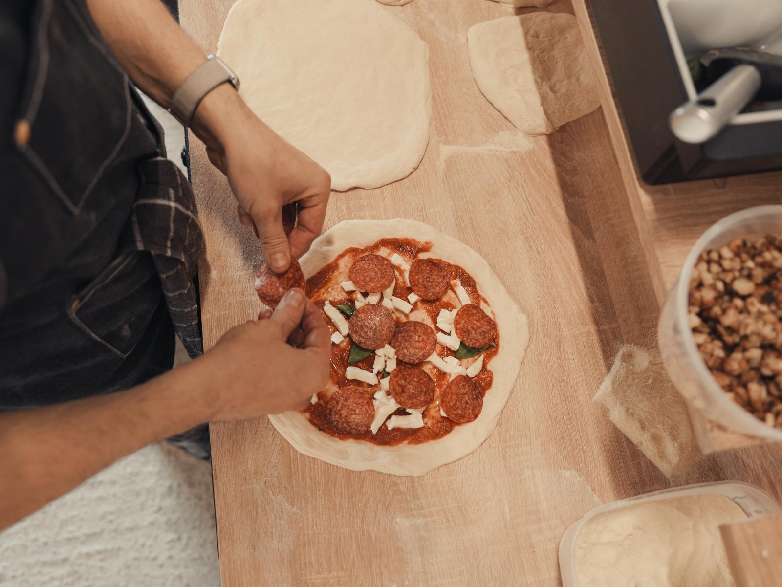 Pregătirea pizzei Pepperoni