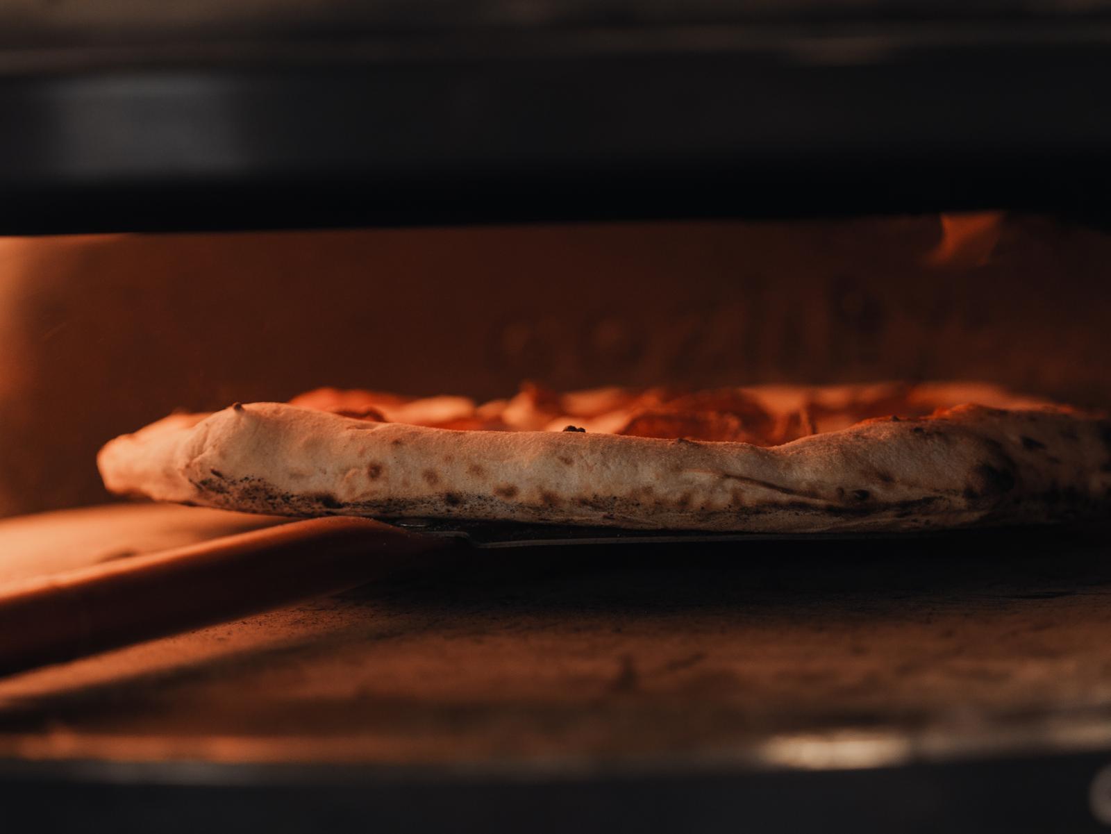 Pizza în cuptor cu flacără