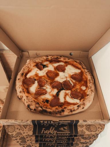 Pizza pepperoni în cutie