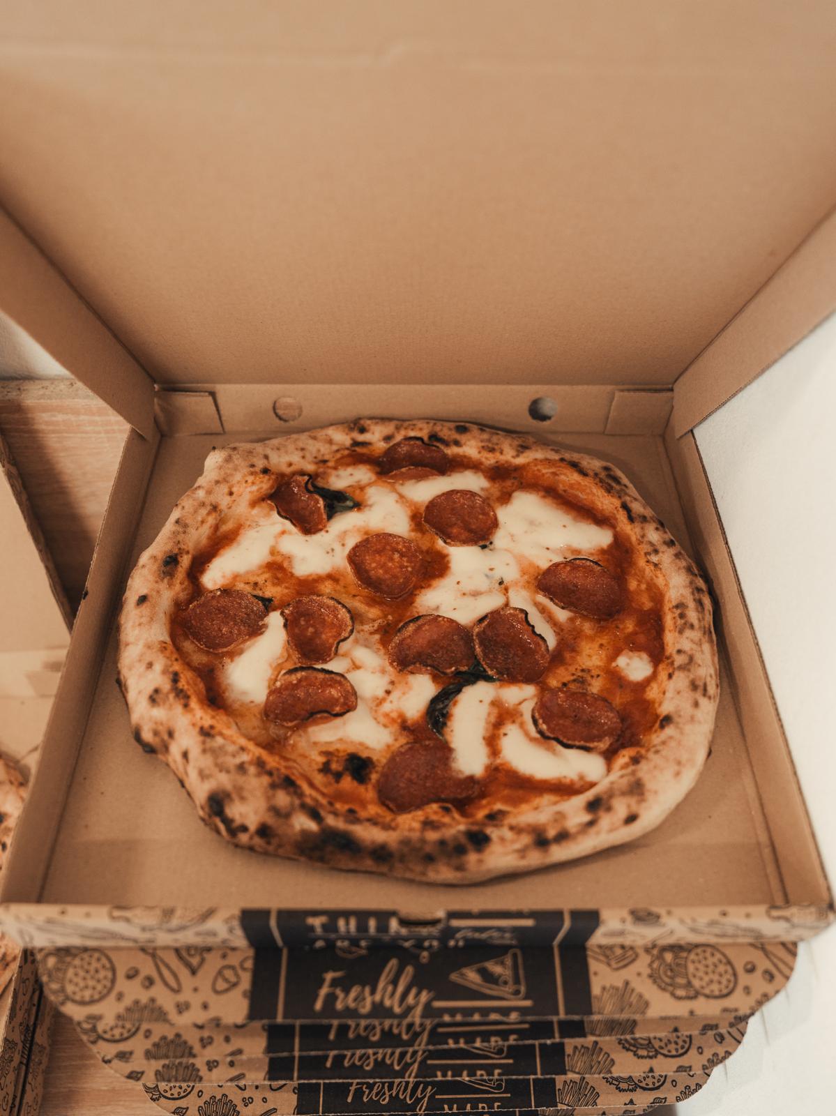 Pizza pepperoni în cutie